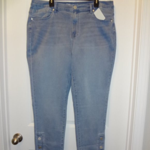 NWT-DG2 by Diane Gilman Light Blue Zipper Jeans with Front and Back Pockets - Picture 1 of 4
